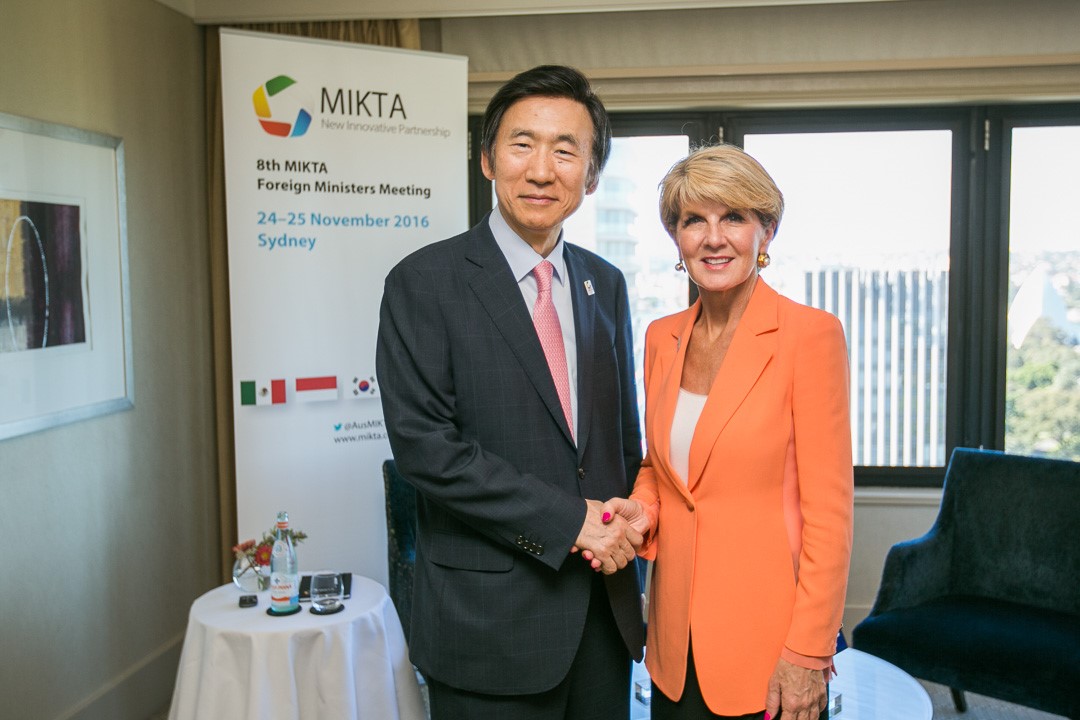 Republic of Korea Foreign Minister Byung-se Yun and Foreign Minister Julie Bishop during bilateral discussions in Sydney, 25 November 2016.